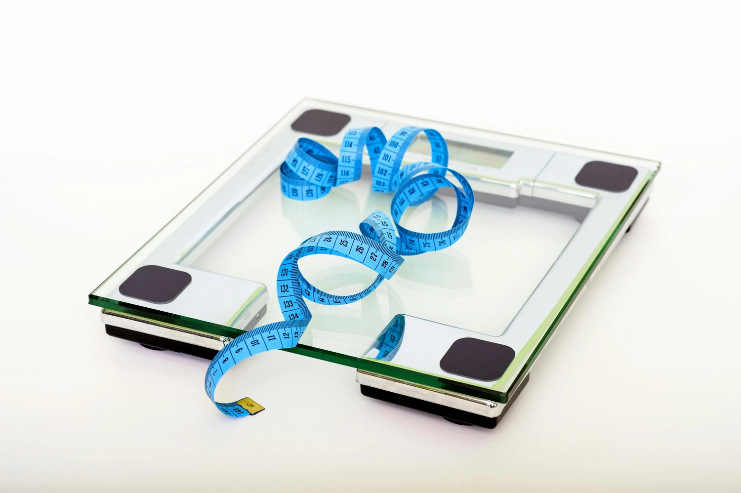 Privatpraxis Dr. Kusian - ästhetischen Medizin - Nahaufnahme einer Lipotropinjektion in das Unterhautfettgewebe unterhalb des Nabels. Lokales Verfahren zur Reduzierung von Fett und Cellulite.